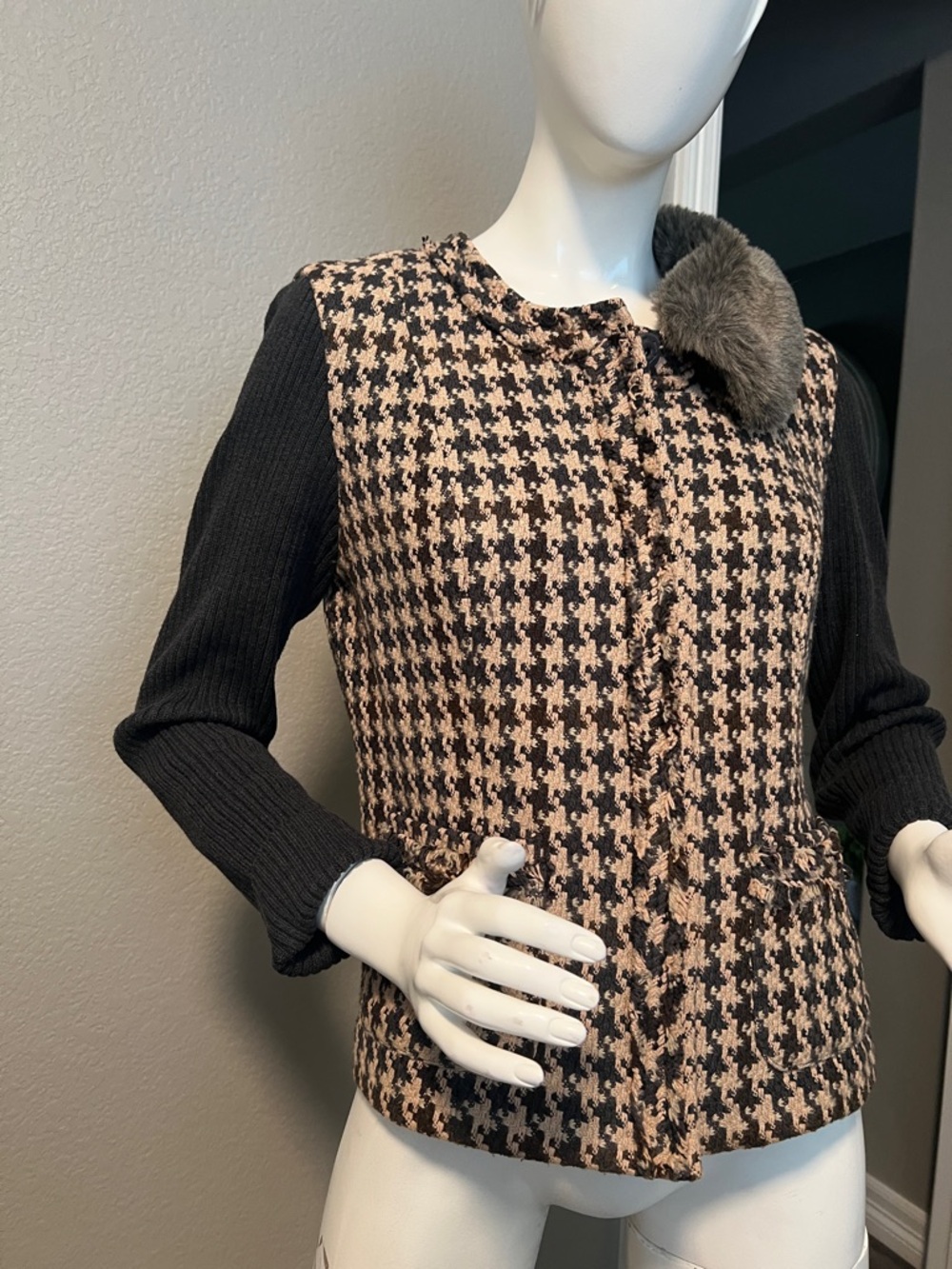CAbi jacket with sweater sleeves and removable fur neckline. Size 8 - Picture 14 of 14